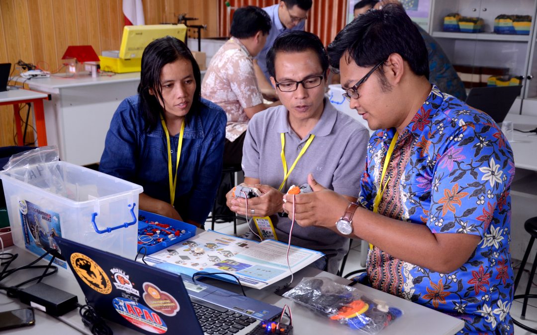 Pelatihan Guru Fisika 2018 : Inovasi Pembelajaran dalam bidang Teknologi Digital“Menyongsong Revolusi Industri 4.0”