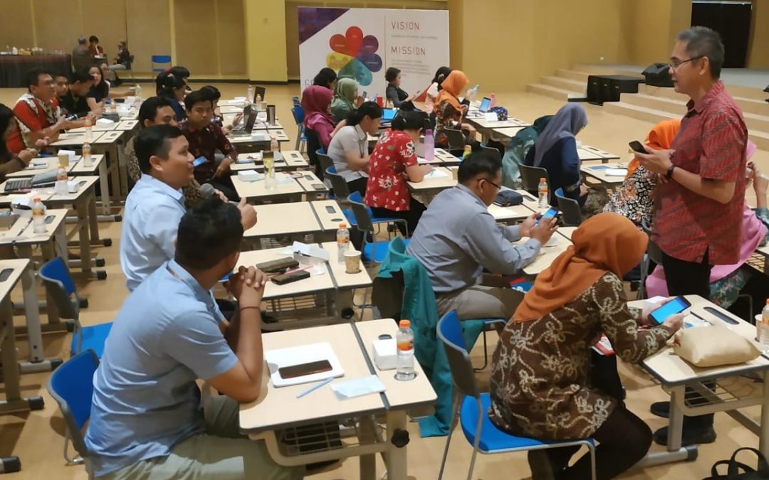 Dosen Fisika UNPAR, Janto V. Sulungbudi, S.Si., menjadi pembicara dalam Pelatihan Guru Riset 2019 di Surabaya